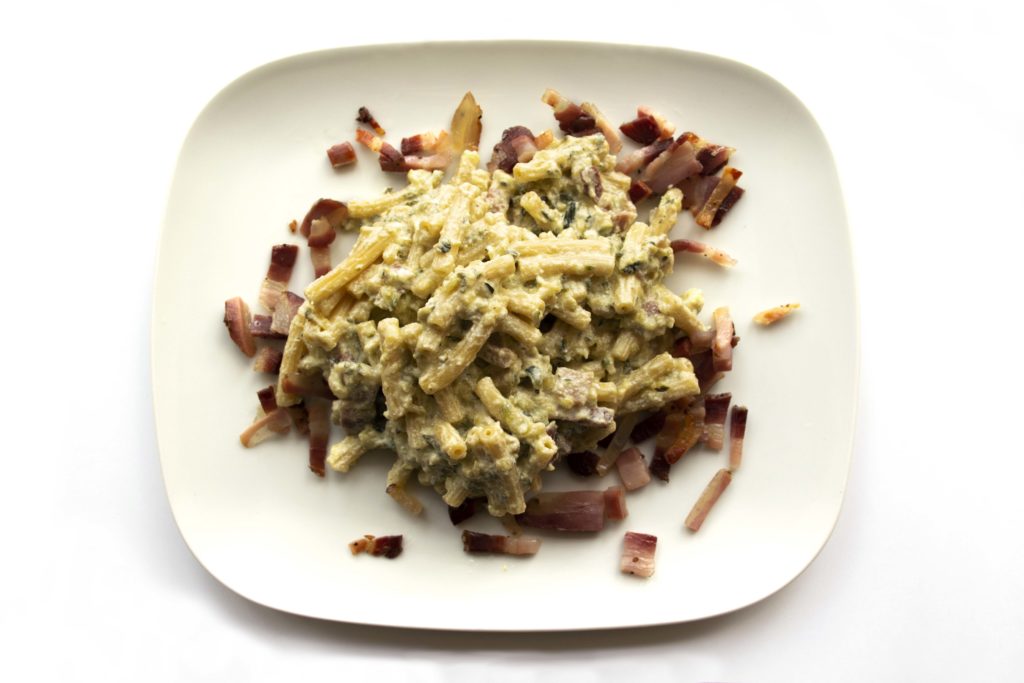 Pasta al pesto e speck