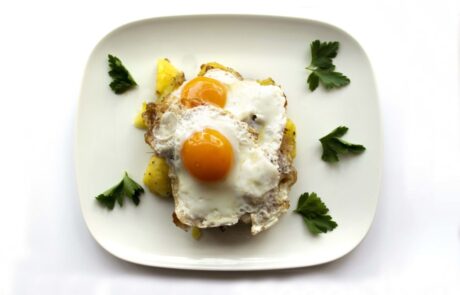 Patate arrosto con uova al burro