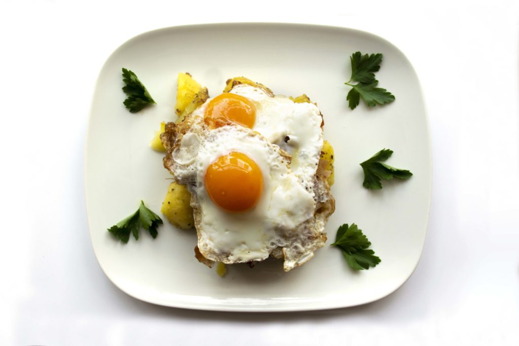 Patate arrosto con uova al burro