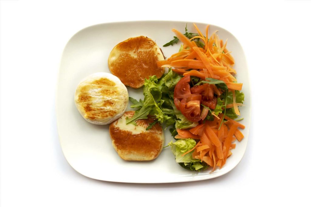 Formaggio alla piastra con insalata mista