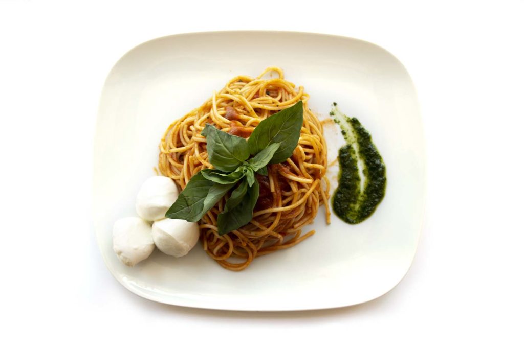 Spaghetti con sugo di pomodoro, basilico e mozzarella