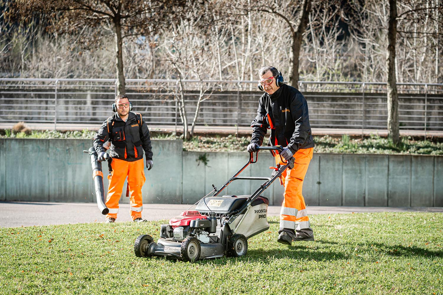 Operatori falciano prato