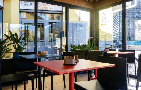 Innenbereich der Veranda mit Tischen und Stühlen