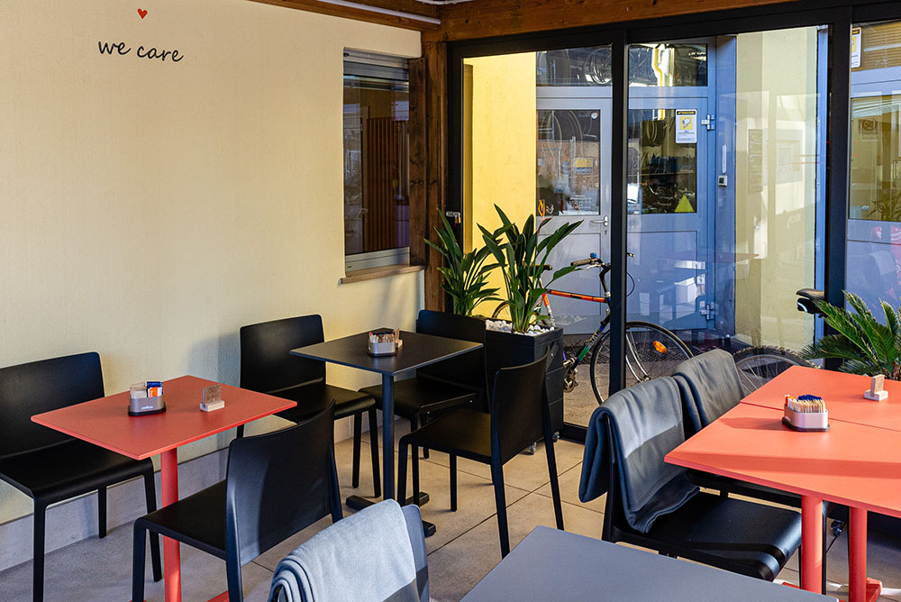 Interno della veranda con tavolini