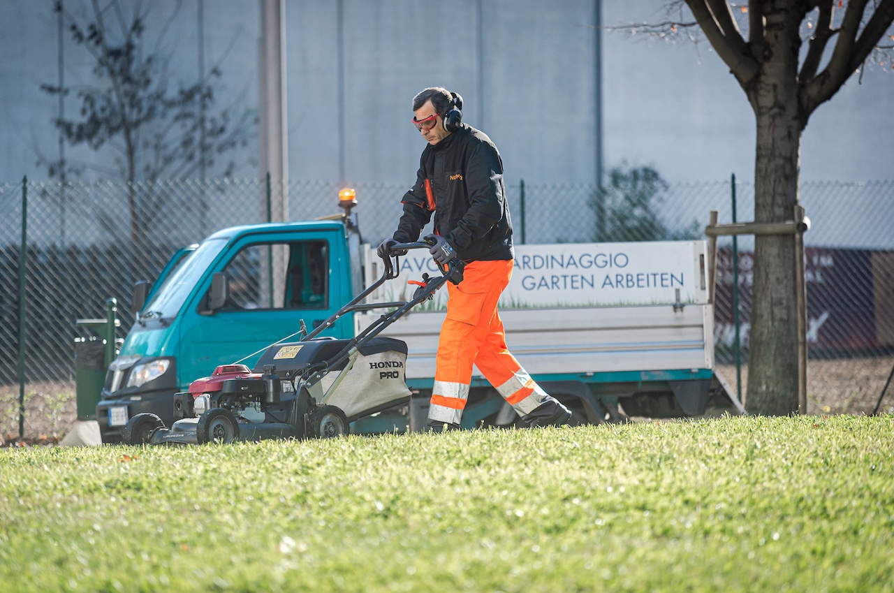 Operatori che falciano il prato